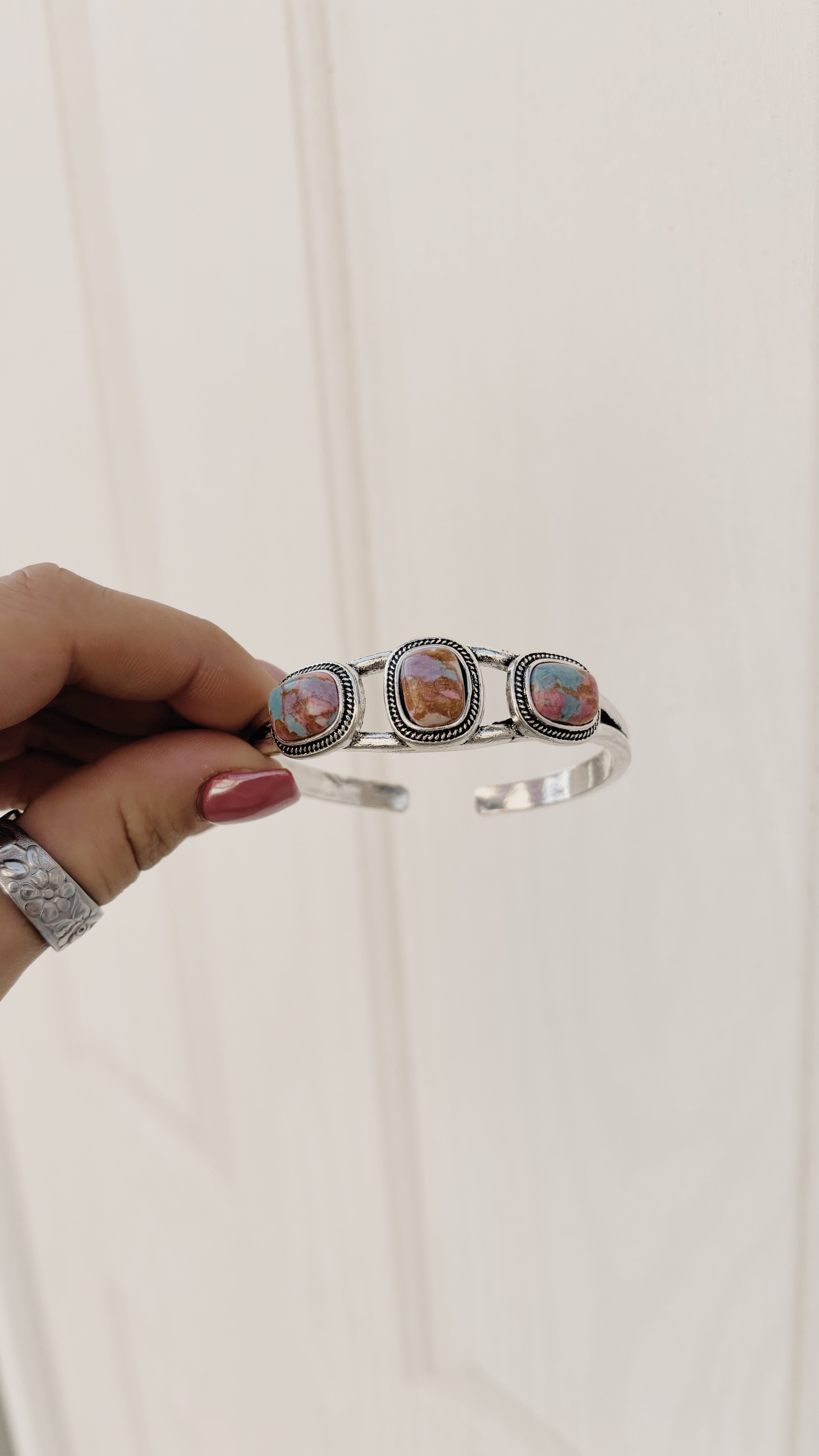 Pink Conch Bracelet With Three Stones main image 1